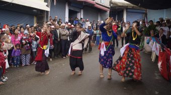 सडक कब्जा गरेर एमालेको चुनावी सभा 