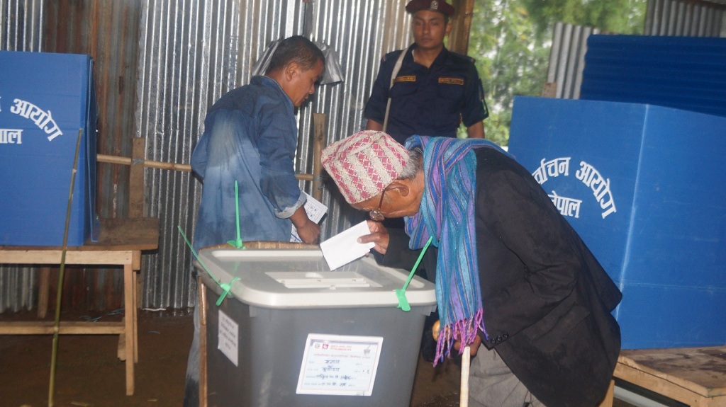 इलाममा बर्षाताका बाबजुत उल्लाहासपूर्ण मतादान गर्दै मतदाता