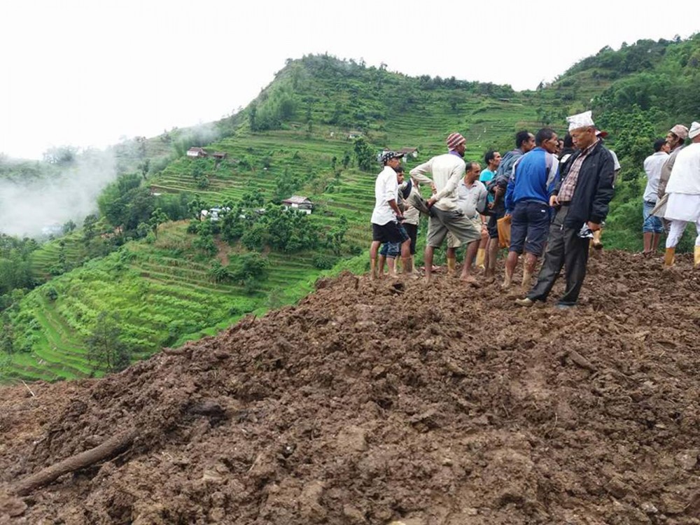 पहिरोले व्यापक क्षति, जोखिममा फालेलुङका गाउँहरु