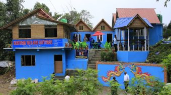 पर्यटकलाई स्वागत गर्दै कन्याम भिलेज