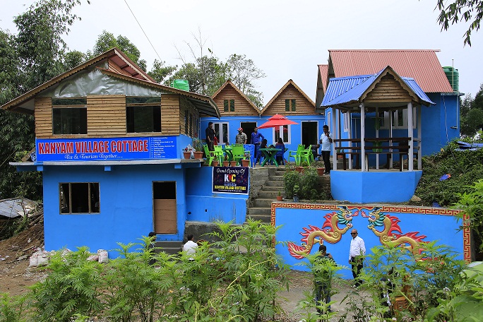 पर्यटकलाई स्वागत गर्दै कन्याम भिलेज