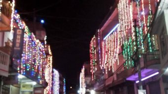 लक्ष्मीको पूजा आराधना गरेर मनाउँदै