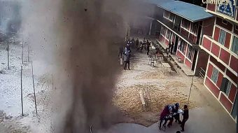 ताप्लेजुङमा मतदान केन्द्रमै बम विस्फोट