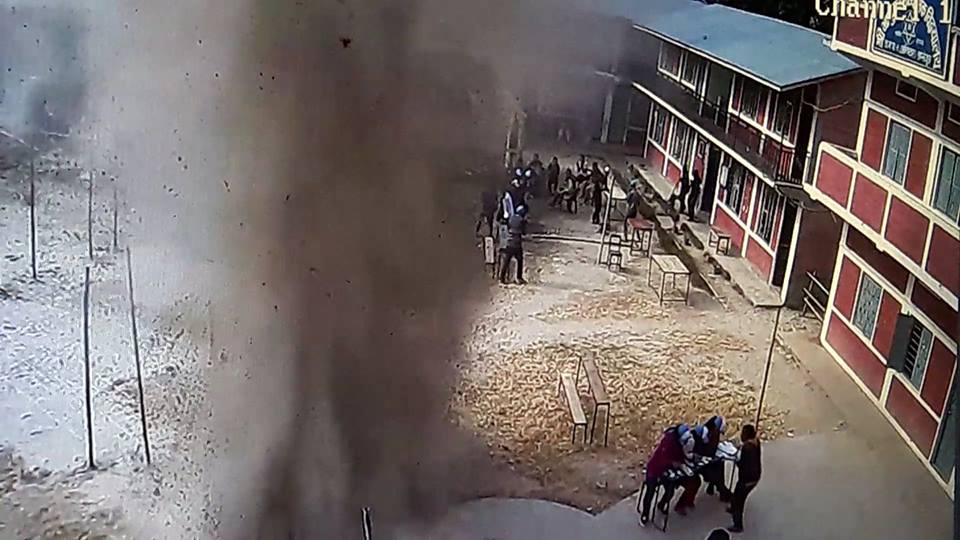 ताप्लेजुङमा मतदान केन्द्रमै बम विस्फोट