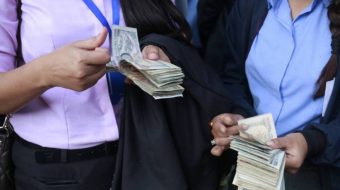 कांग्रेस कार्यकर्ताले बाँड्दै गरेको पैसा एमाले कार्यकर्ताले खोसे