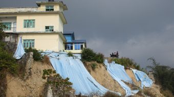 पहिरोले फिक्कल स्वास्थ्य केन्द्रका भवन तानेपनि नियन्त्रणमा पहल भएन