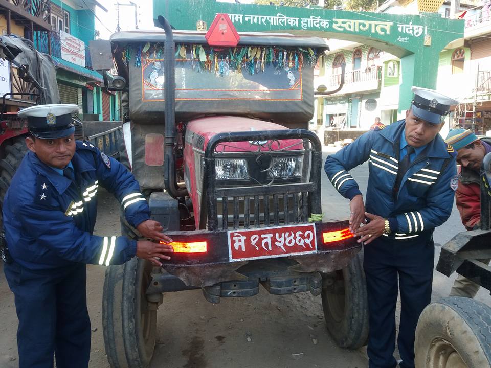 दुर्घटना न्युनिकरणका लागि रिफ्लेक्टर स्टिकर