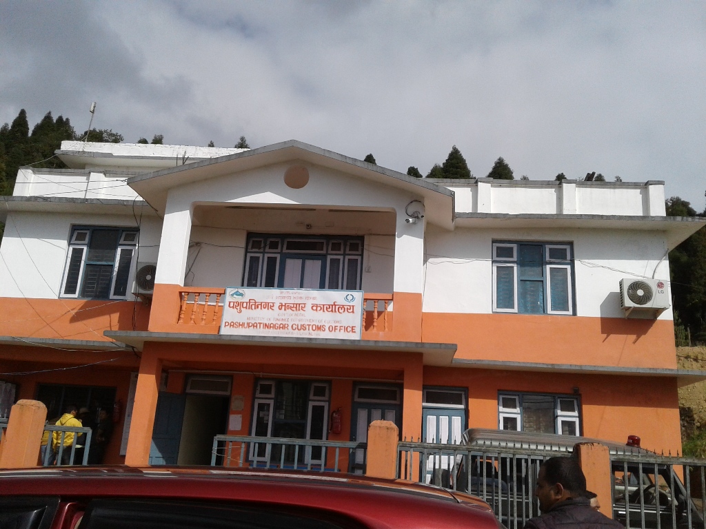 सुनसान बन्दै पुर्वी पहाडकाे मुख्य भन्सार पशुपतीनगर