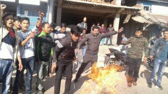 इलाममा पनि जलाए प्रधानमन्त्री देउवाको पुत्ला