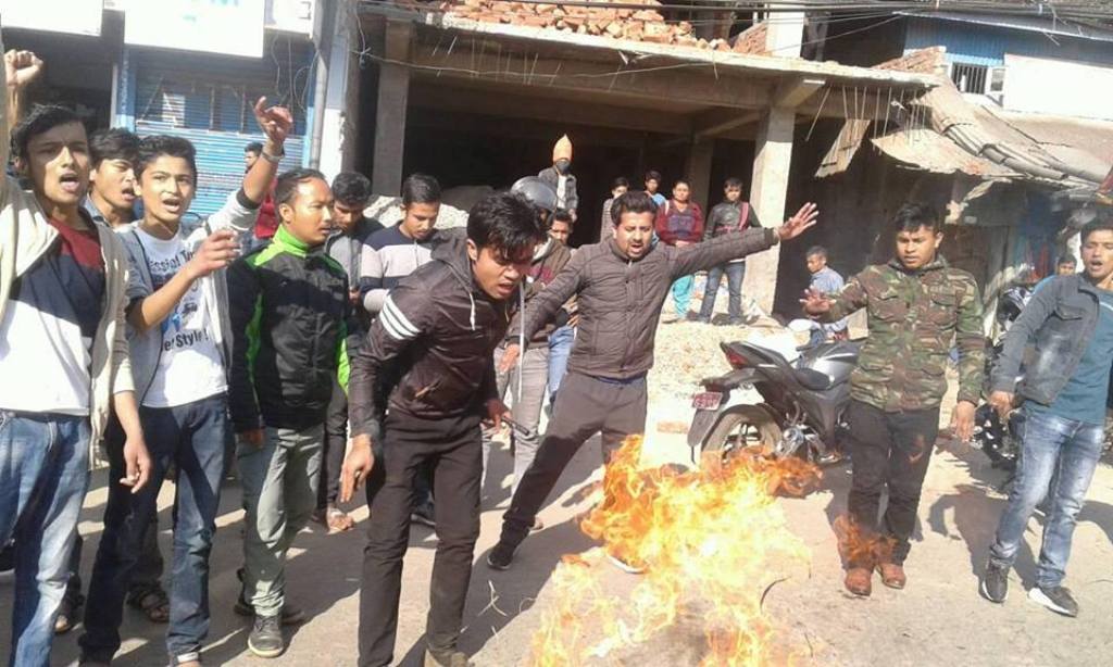 इलाममा पनि जलाए प्रधानमन्त्री देउवाको पुत्ला