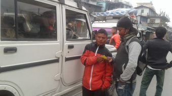 मेची राजमार्गमै असुल्छ सुर्योदय नगरपालिकाले पार्किङ शुल्क