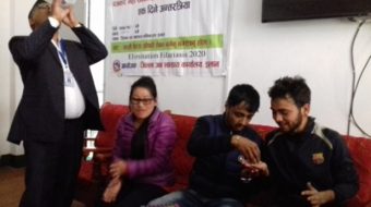 इलाममा सातौ पटक हात्तीपाइले विरुद्धको औषधी खुवाइदै