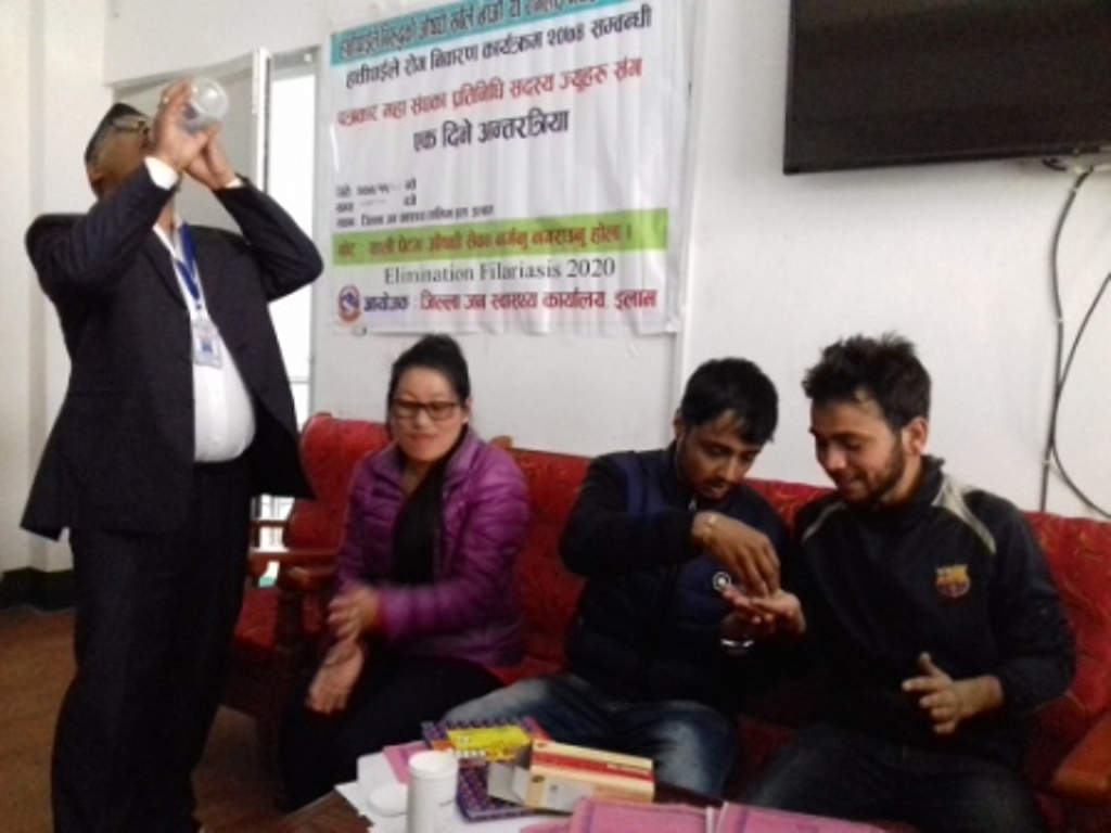इलाममा सातौ पटक हात्तीपाइले विरुद्धको औषधी खुवाइदै