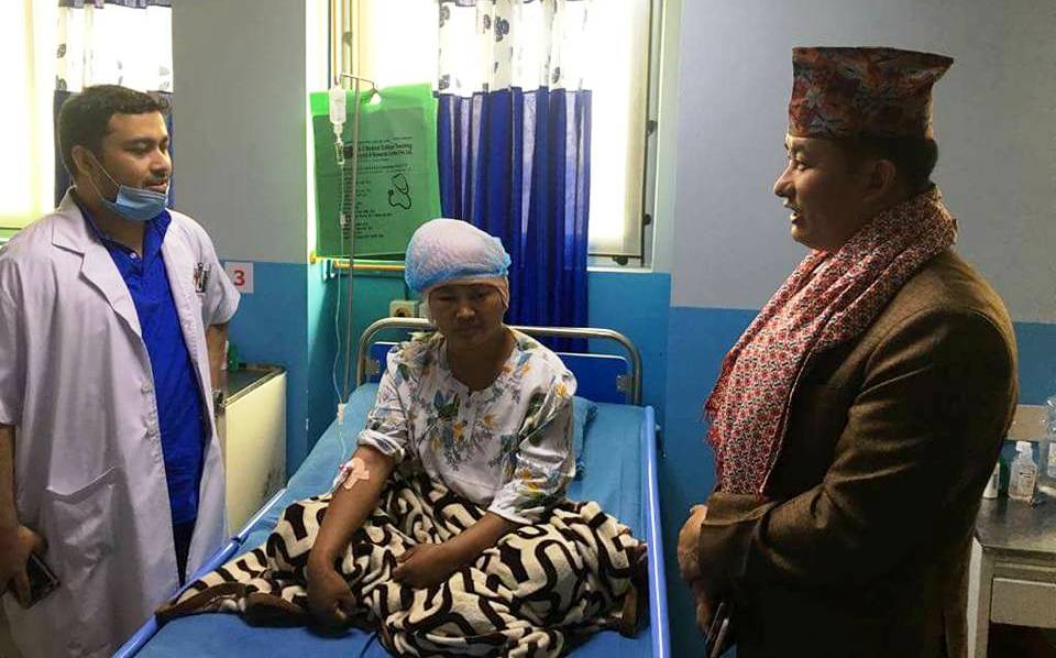 गोलीको छर्रा बोकेकी पूर्व लडाकुको प्रदेश अर्थमन्त्रीको पहलमा उपचार