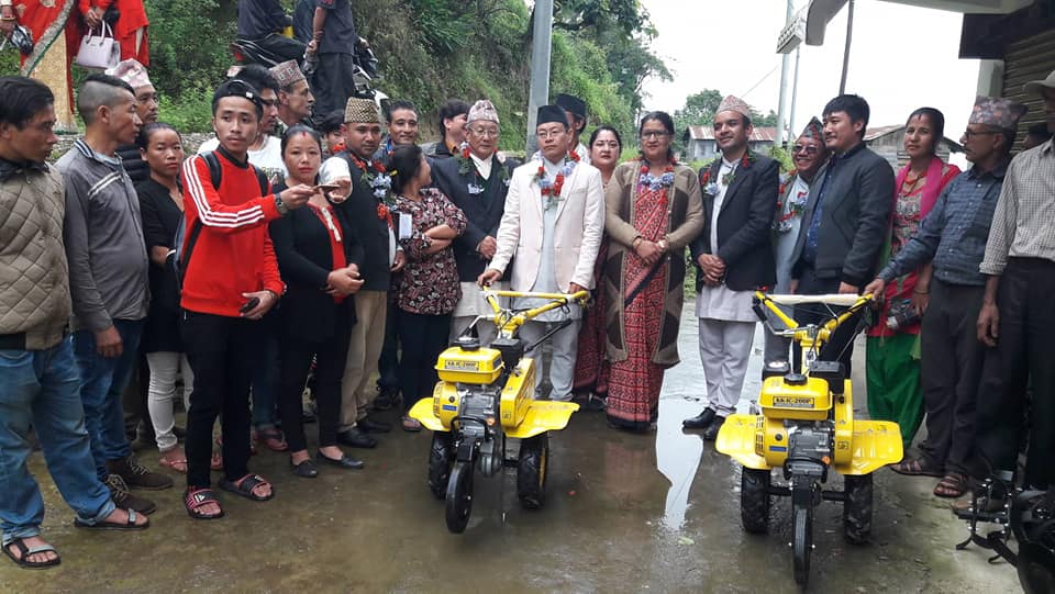 कृषि समुहलाई पावर टिलर वितरण