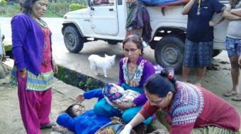 इलाम नगरपालिका स्थित  पुवाखाेला बजारकाे सडकमै बच्चाको जन्म