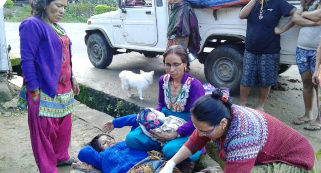 इलाम नगरपालिका स्थित  पुवाखाेला बजारकाे सडकमै बच्चाको जन्म