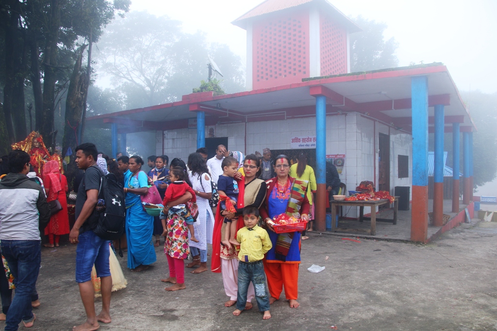 इलामको रोङ गाउँपालिका  स्थित  सानी पाथिभरा क्षेत्र पर्यटक खचाखच