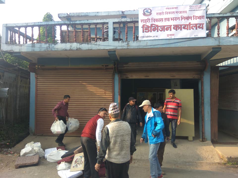 भवन डिभिजनको मुख्य कार्यालय सार्न इलामबासीको रोक, राजनितिक दलहरुको साथ