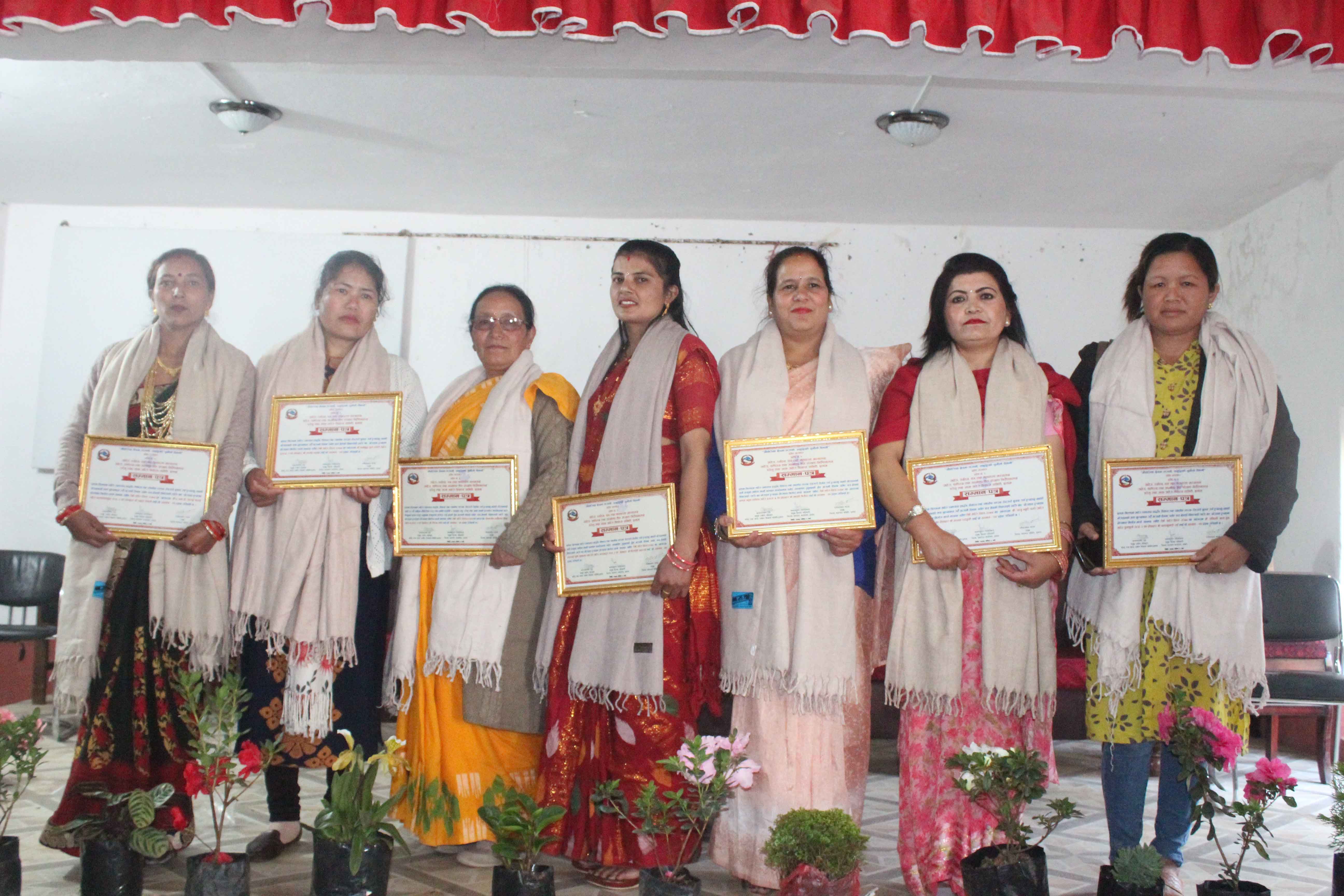 इलाममा उद्योग दिवशमा १३ जना सम्मानित