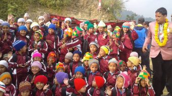 तिहारमा न्यानो कपडा पाँउदा शान्तिपुरका  विद्यार्थी दंग