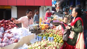 इलाममा चाडपर्वमा ५ करोड बराबरको मिठाई र फलफुल बिक्रि