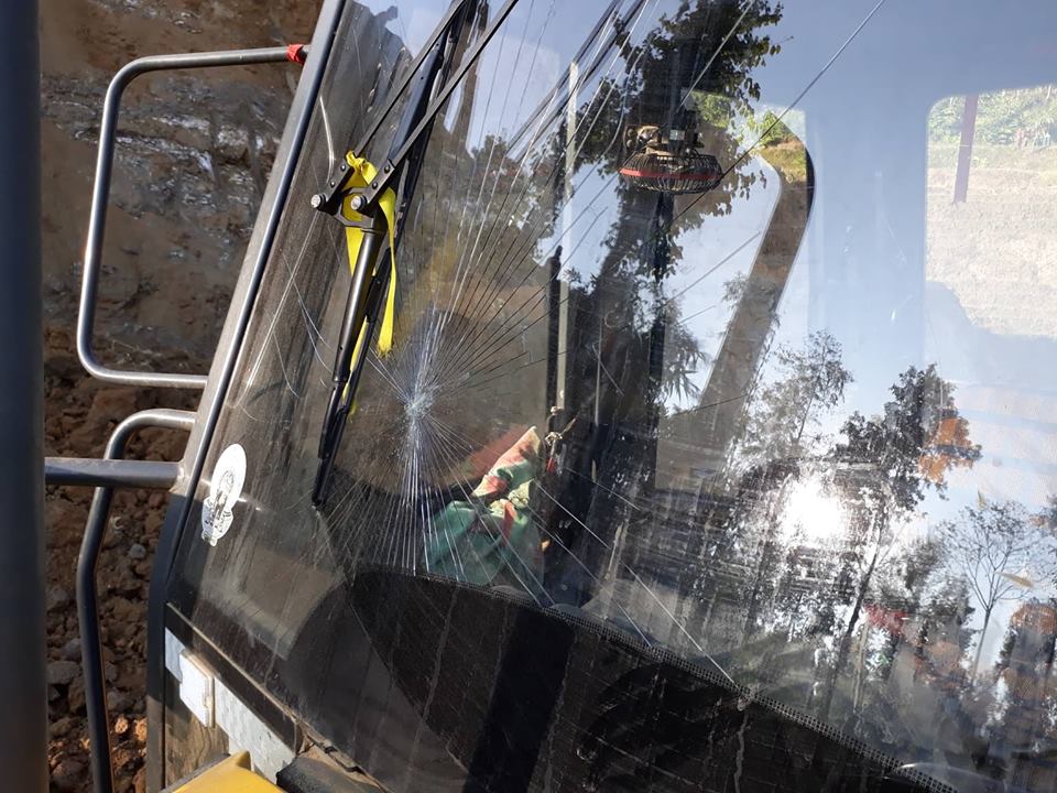 अज्ञात  समुहद्धारा  फाकफोकथुममा जेसिबि ताेडफोड