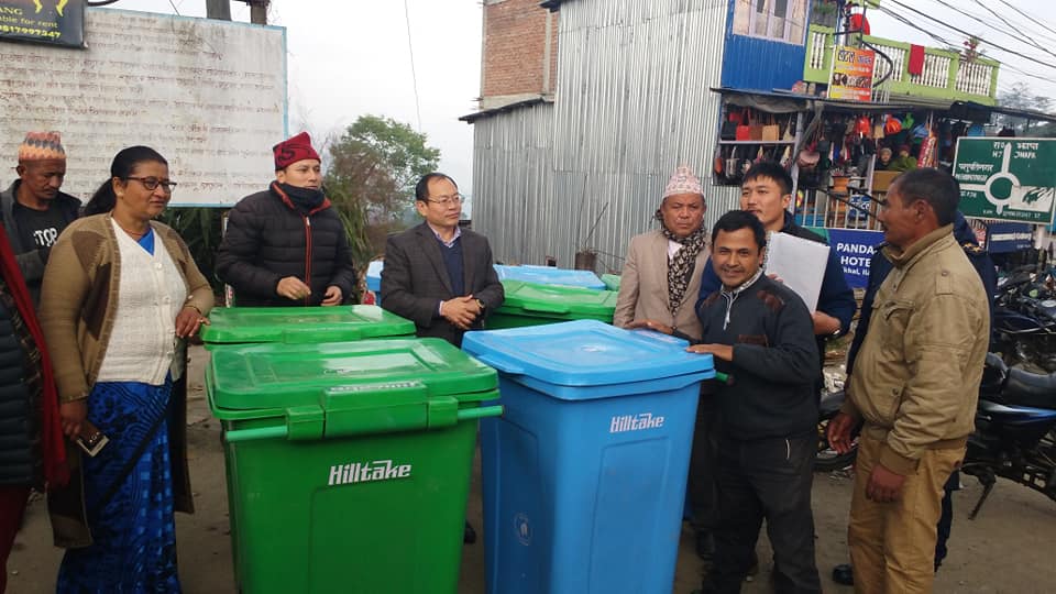 सुर्योदय नगरपालिकाको पर्यटकीय र बजार क्षेत्रमा डस्टबिन वितरण
