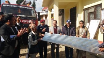विपन्न परिवारलाई नगरपालिकाद्धारा जस्तापाता प्रदान