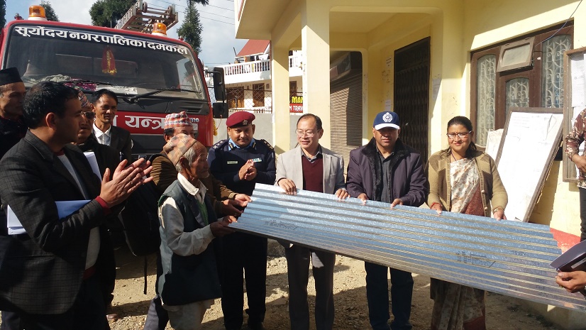 विपन्न परिवारलाई नगरपालिकाद्धारा जस्तापाता प्रदान