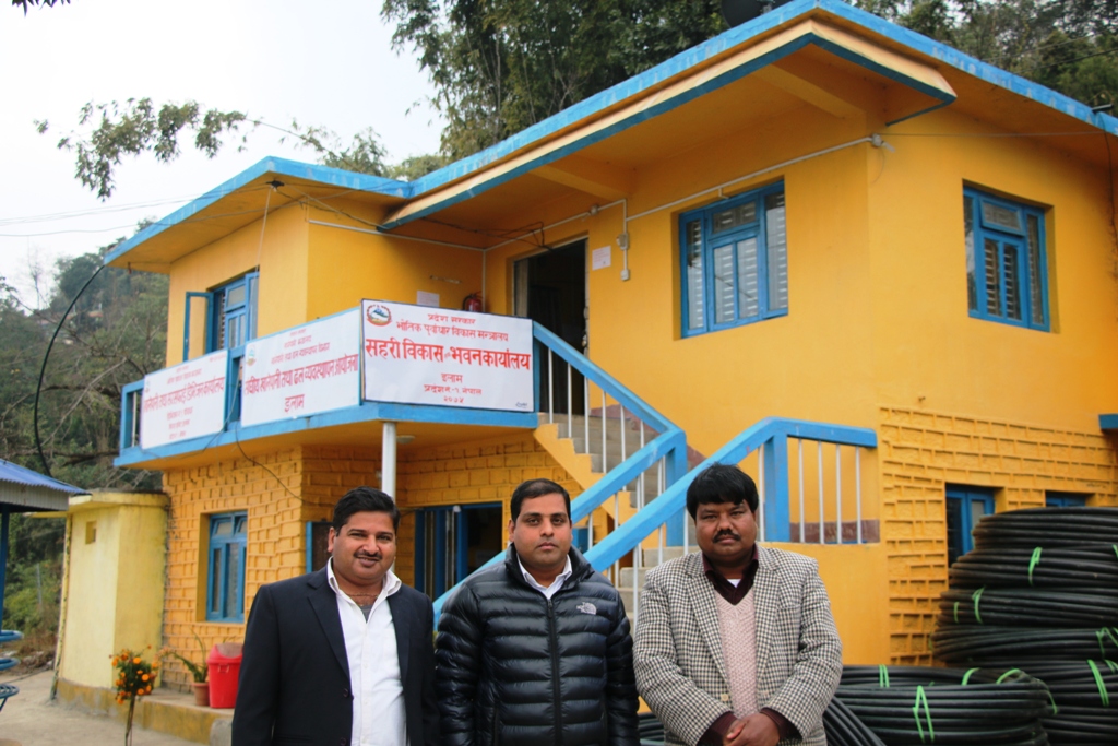 एक भवन तीन कार्यालय, कर्मचारीलाई बस्ने ठाउँनै पुग्दैन