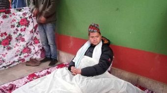 डा केसीका विरुद्ध इलाम चोक बजारमै थापाकाे अनशन जारि