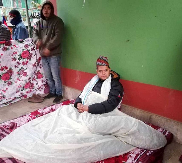 डा केसीका विरुद्ध इलाम चोक बजारमै थापाकाे अनशन जारि