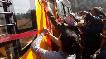 रोङ गाउँपालिका र पाथिभरा संरक्षण समितिद्धारा विद्यालयलाई बस हस्तान्तरण