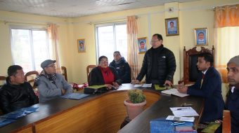 इलाममा अन्तिम पटक हात्तीपाइले विरुद्धको औषधी खुवाइदै