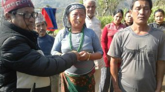 साङरुम्बाका आगलागी पिडित नेम्वाङलाई मलेसियाका नेपालीको सहयोग