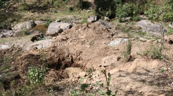 खोलाको डिलमा शौचालयको ढल फ्याकेपछि स्थानीय आक्रोशित