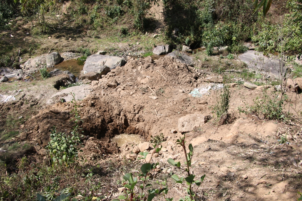 खोलाको डिलमा शौचालयको ढल फ्याकेपछि स्थानीय आक्रोशित