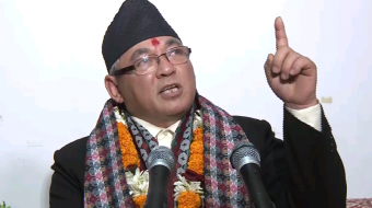 बादलले छेकेपछि गृहमन्त्री रामबहादुर थापा बादल चढेको हेलिकप्टर आधा घण्टा होल्डमा