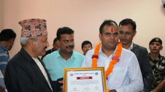 पत्रकार सुजन तिमसिनालाई प्रादेशिक शिक्षा पत्रकारीता पुरस्कार प्रदान  
