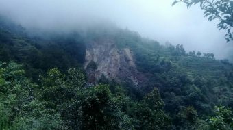 मेची राजमार्गमा पहिरै-पहिरो, यात्रुलाई सास्ती