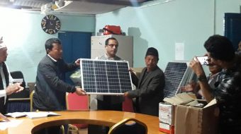 माङसेबुङमा १२ परिवारलाई सोलार बितरण