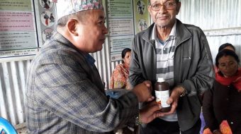 थुनेलो माहामारी रोक्न चार सय ६० किसानलाई निःशुल्क औषधि वितरण