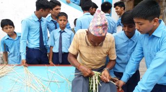 देवी माविले सिकायो विद्यार्थीलाई पुराना पुस्ताको सीप