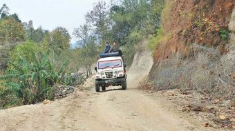 फाल्गुनन्द मार्ग दमक चिसापानी रबि सडक पुरै कालोपत्रे हुँदै