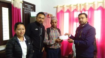 आगलागि पिडित र बिरामी वालकलाई आर्थिक सहयोग