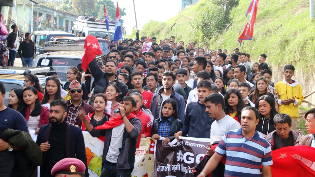 सीमाको व्यवस्थित सिमाङ्कन गर्न इलामको पशुपतिनगरमा युवा तथा विद्यार्थीको बिशाल खबरदारी सभा