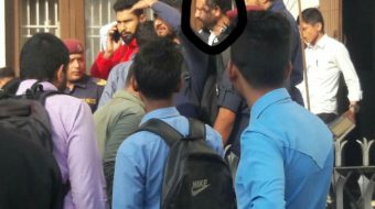बिद्यार्थीले दले कनकाई क्याम्पसका अध्यक्ष चुडाललाई कालोमाेसो