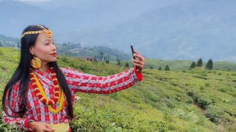 कन्याम घुम्न आउने पर्यटक जातिय पोशाकमा लोभिदैँ