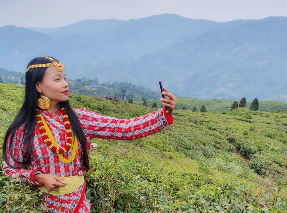 कन्याम घुम्न आउने पर्यटक जातिय पोशाकमा लोभिदैँ
